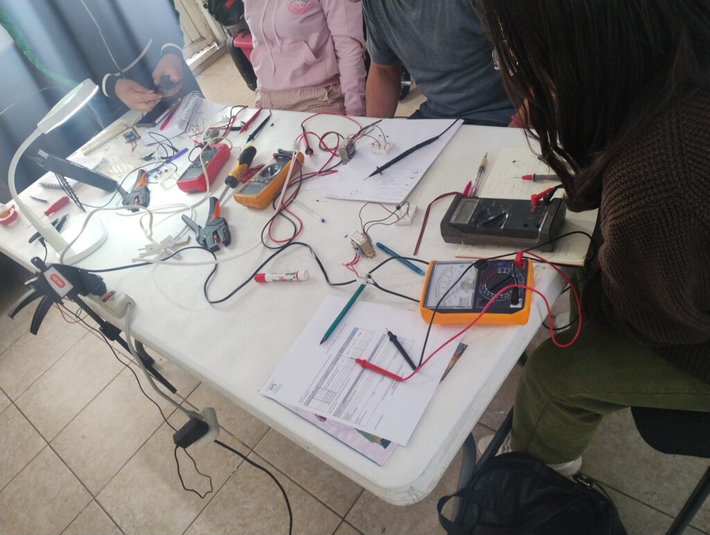Taller Presencial de Electrónica Basica: Fuente Regulada, de voltaje fijo.