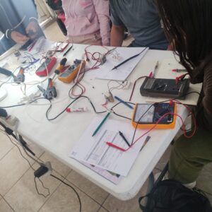 Taller Presencial de Electrónica Básica: Fuente Regulada, de voltaje fijo.